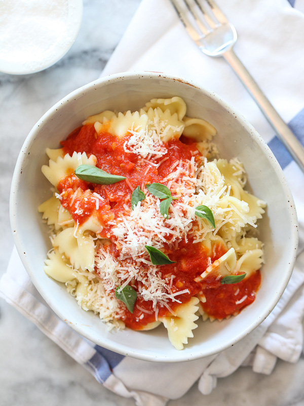 http://www.foodiecrush.com/wp-content/uploads/2014/09/Fresh-Tomato-Pasta-Sauce-Recipe-foodiecrush.com-10.jpg
