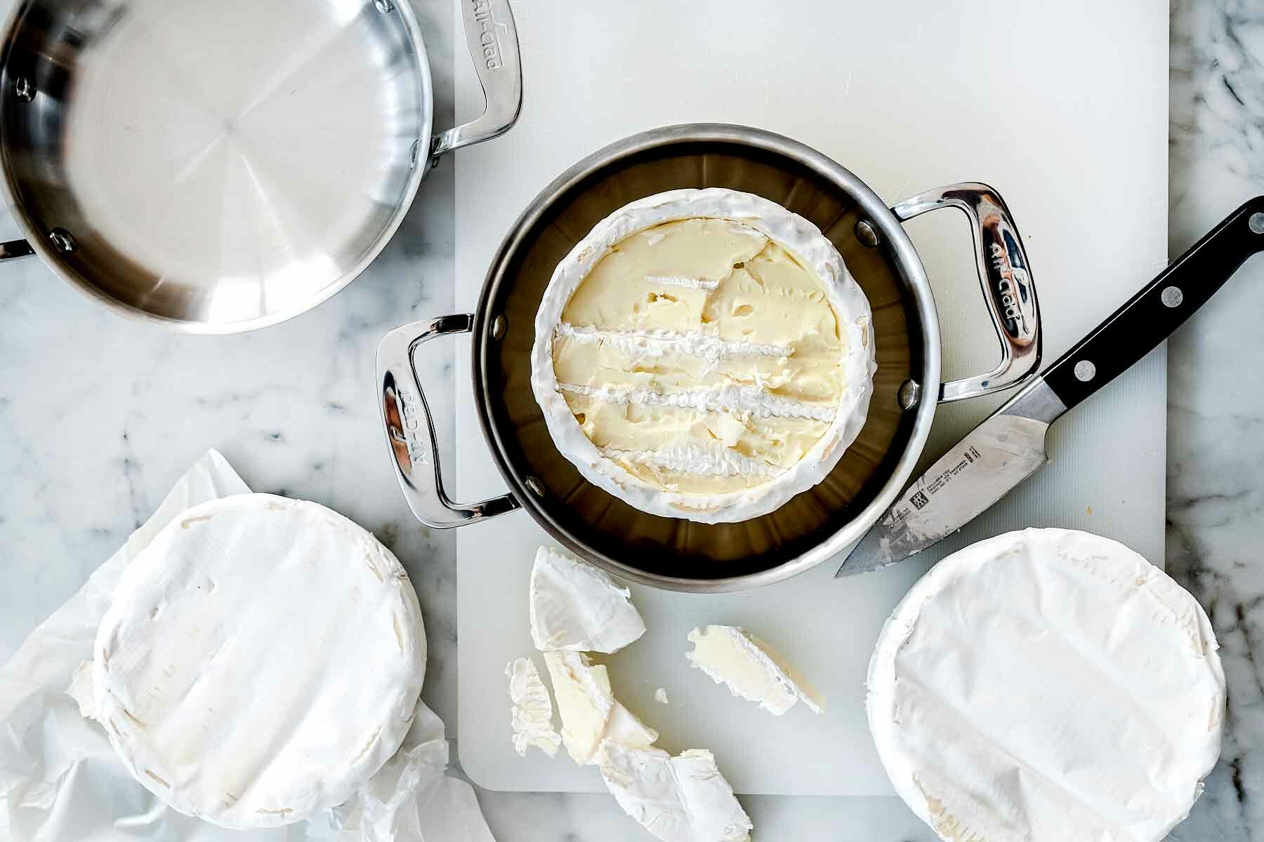 https://www.foodiecrush.com/easy-baked-brie-recipe/baked-brie-foodiecrush-com-008/