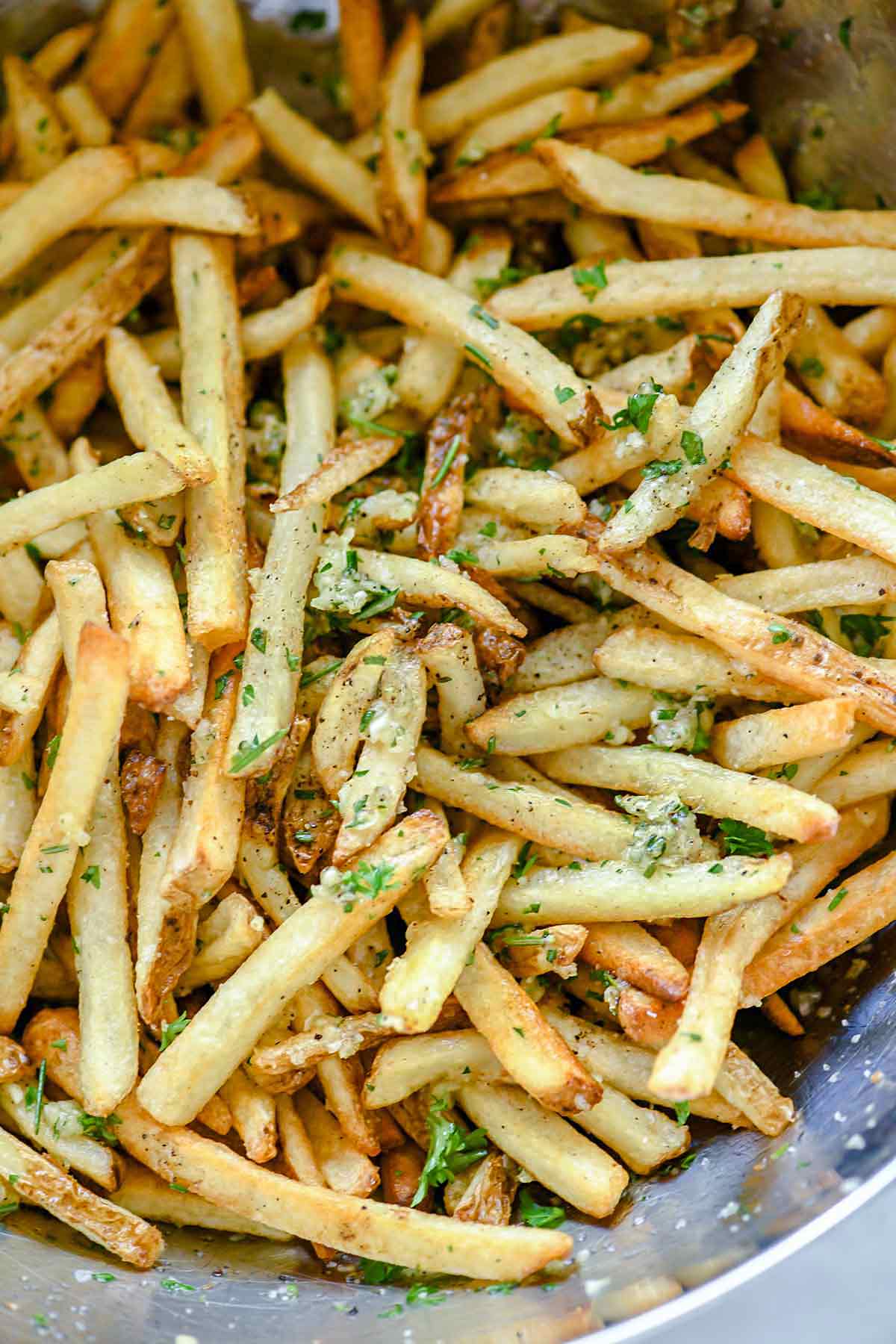 Killer Garlic Fries (Air Fryer or Oven Baked) | foodiecrush.com