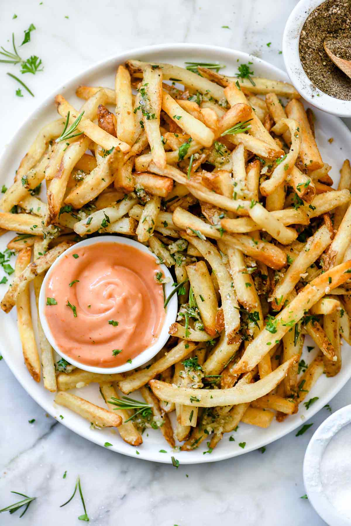 Garlic Parmesan Air Fryer Fries - super crispy and full of flavor!